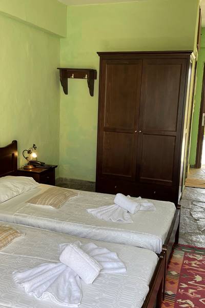 DOUBLE ROOM (DOUBLE BED OR TWINS)