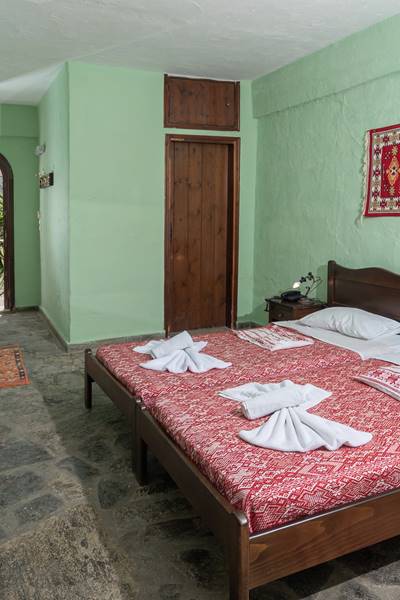 TRIPLE ROOM (2 ADULTS + 1 CHILD)